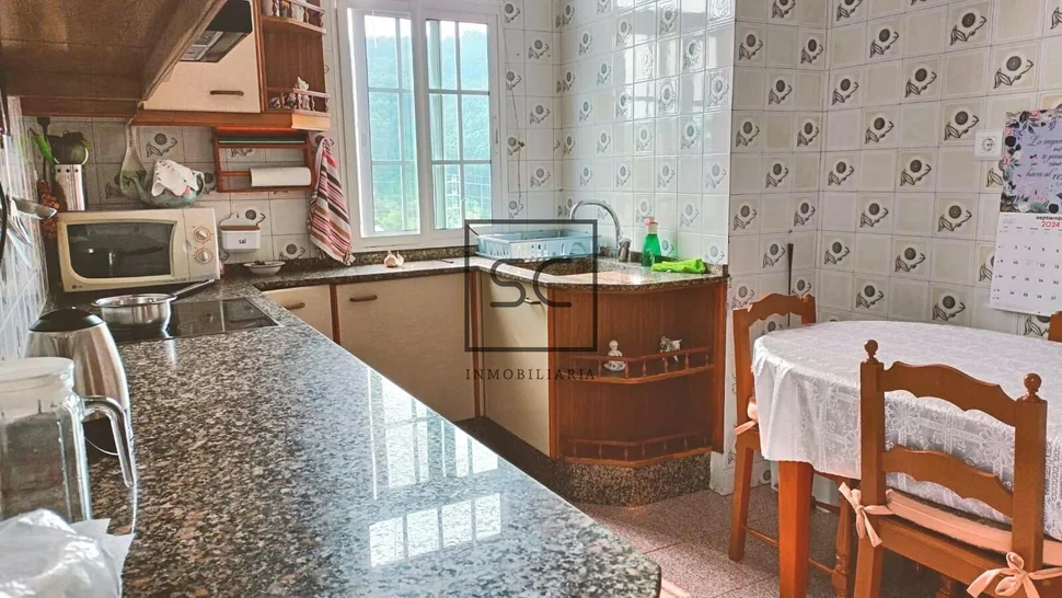 Casa adosada con tres plantas en a mourela, neda