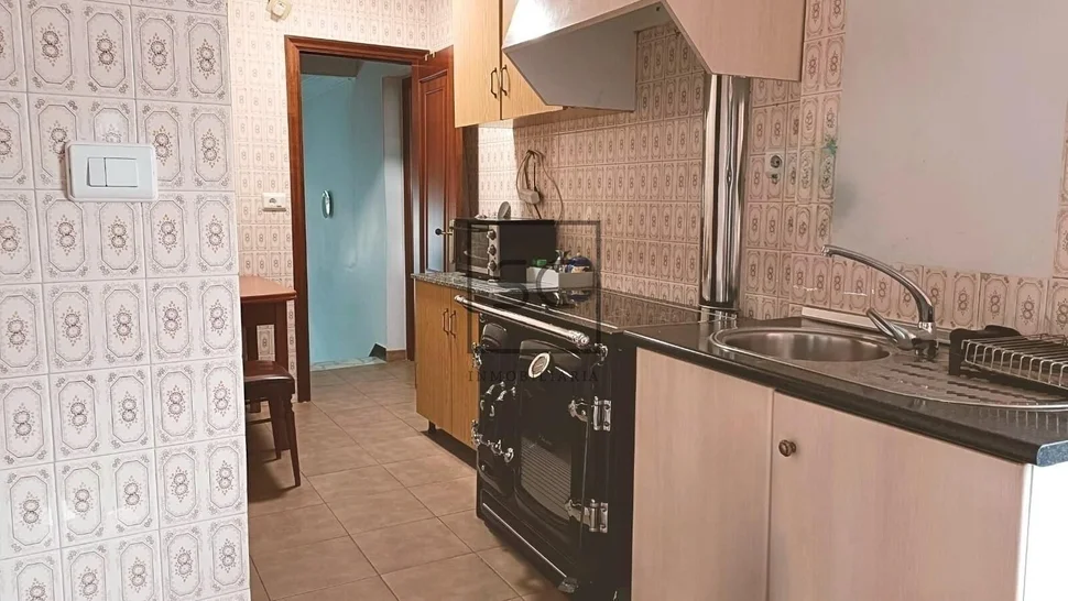 Casa adosada con tres plantas en a mourela, neda