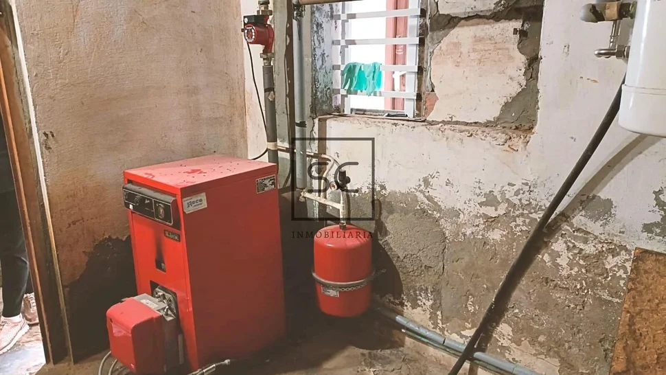 Casa adosada con tres plantas en a mourela, neda