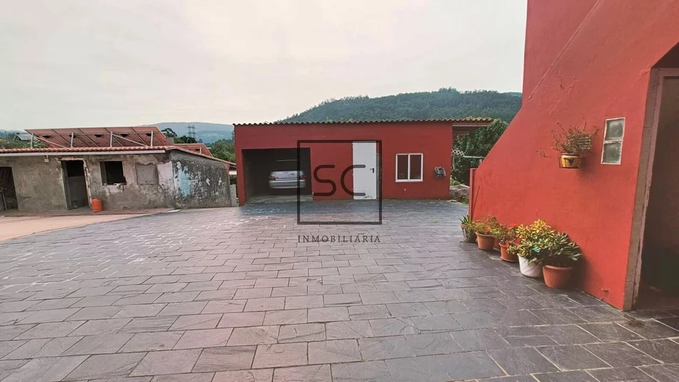 Casa adosada con tres plantas en a mourela, neda