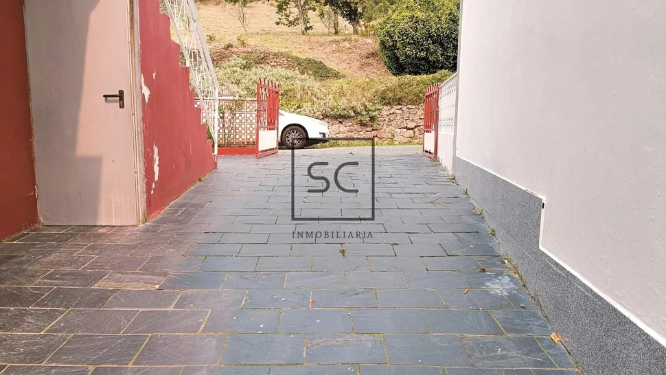 Casa adosada con tres plantas en a mourela, neda