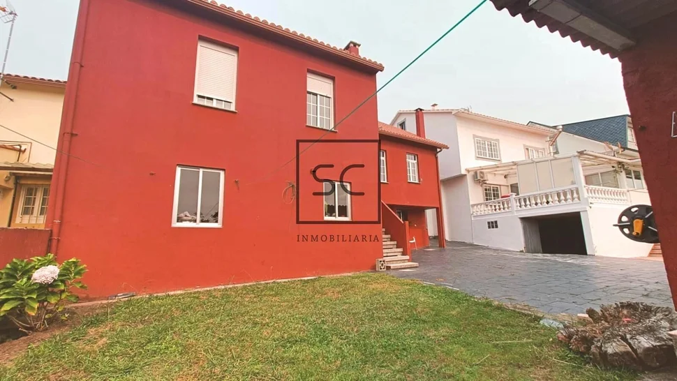 Casa adosada con tres plantas en a mourela, neda