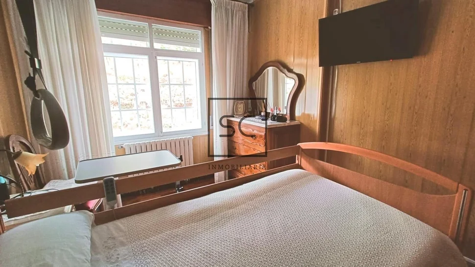 Casa adosada con tres plantas en a mourela, neda