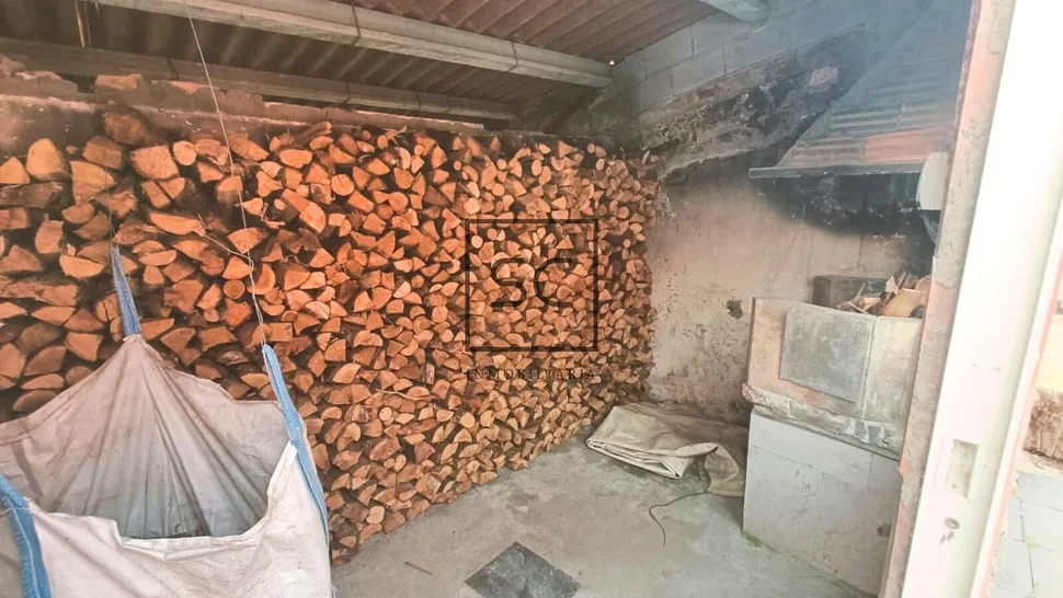 Casa adosada con tres plantas en a mourela, neda