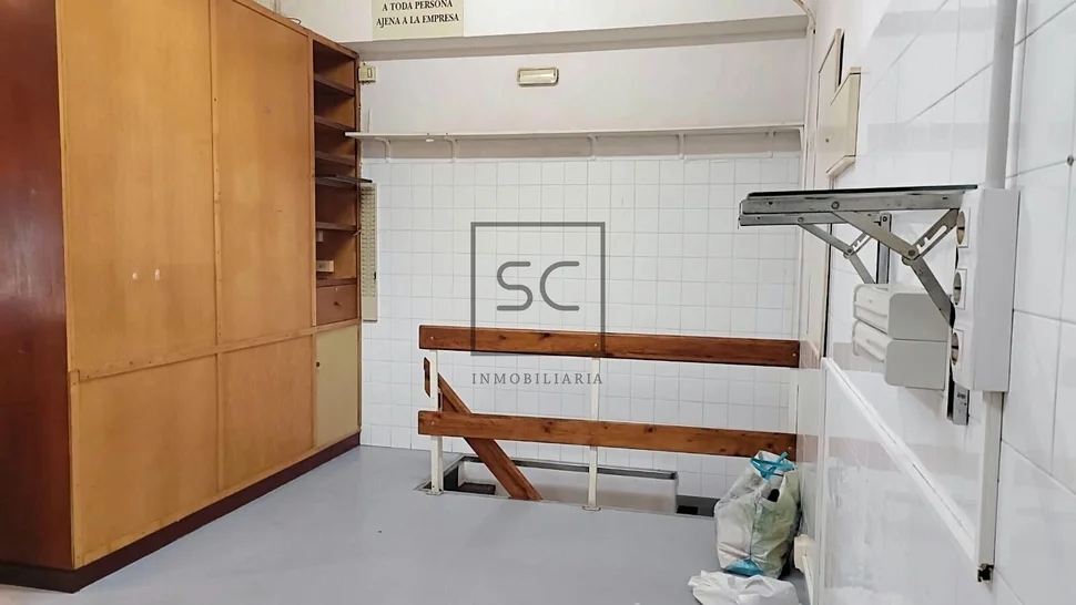 Local comercial con sótano en porta nova, ferrol
