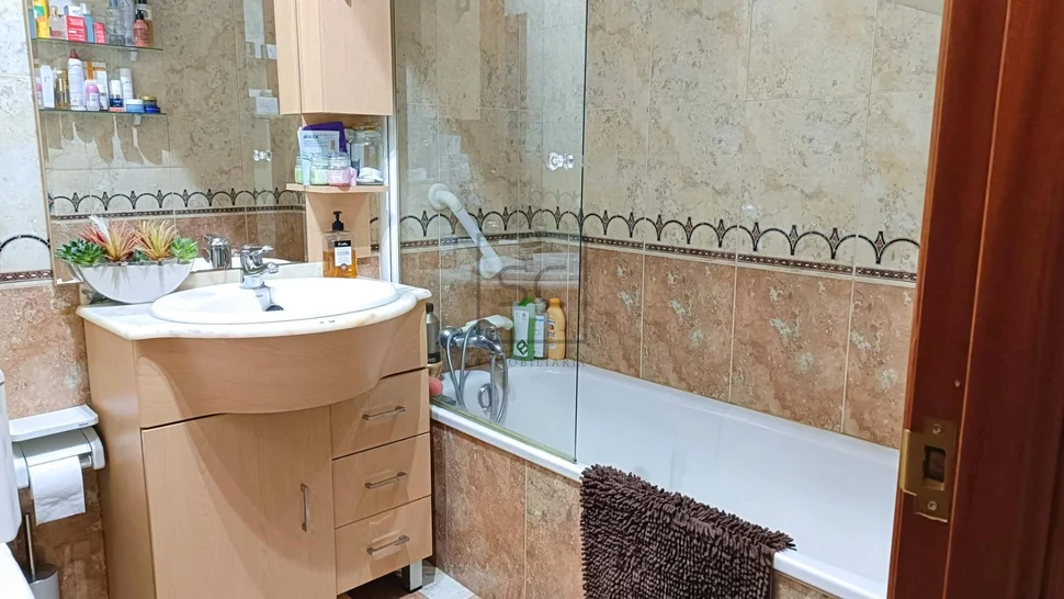 Luminoso ático con tres habitaciones en el centro de ferrol