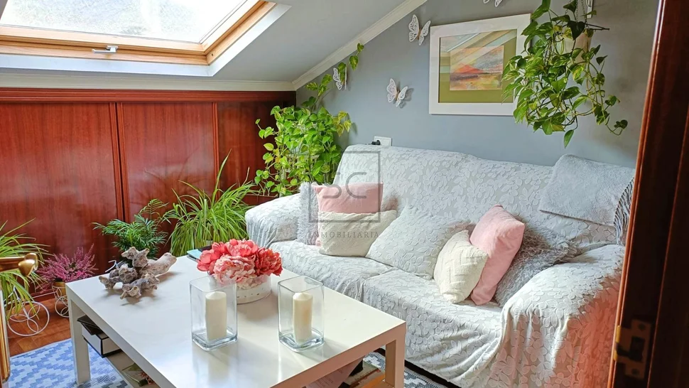 Luminoso ático con tres habitaciones en el centro de ferrol