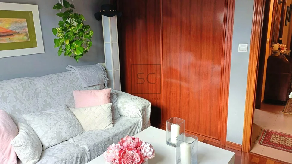 Luminoso ático con tres habitaciones en el centro de ferrol