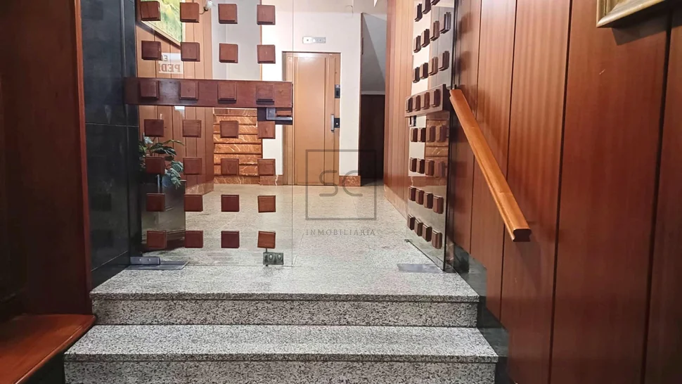 Luminoso ático con tres habitaciones en el centro de ferrol