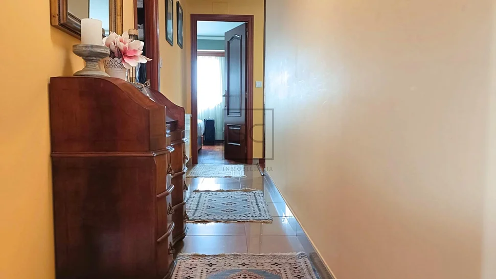 Luminoso ático con tres habitaciones en el centro de ferrol