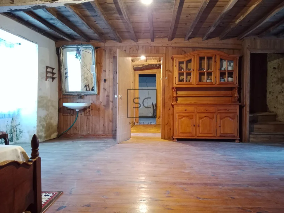 Casa de piedra con hórreo y finca en ferreira-san sadurniño