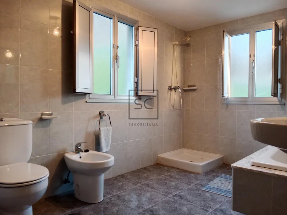 Casa de piedra con hórreo y finca en ferreira-san sadurniño