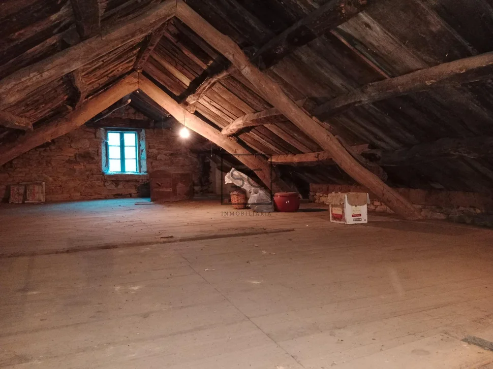 Casa de piedra con hórreo y finca en ferreira-san sadurniño