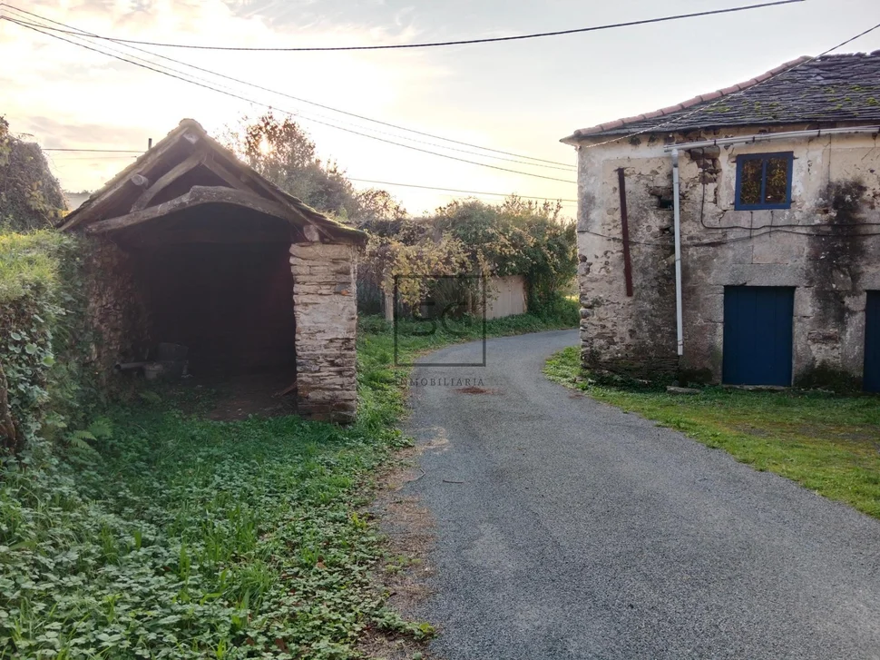 Casa de piedra con hórreo y finca en ferreira-san sadurniño