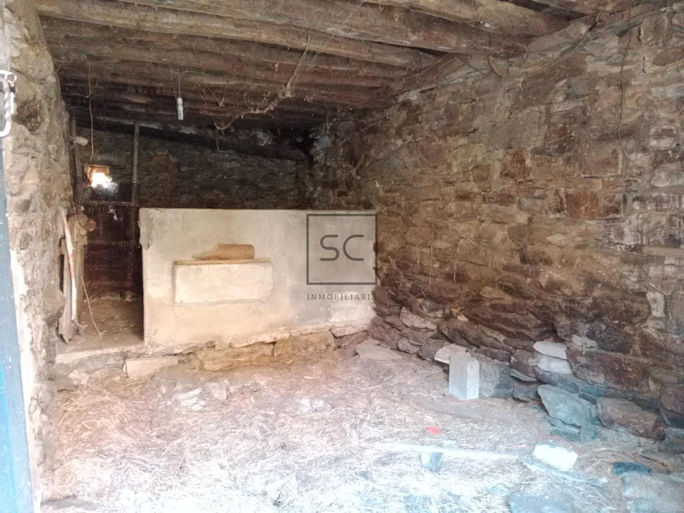 Casa de piedra con hórreo y finca en ferreira-san sadurniño
