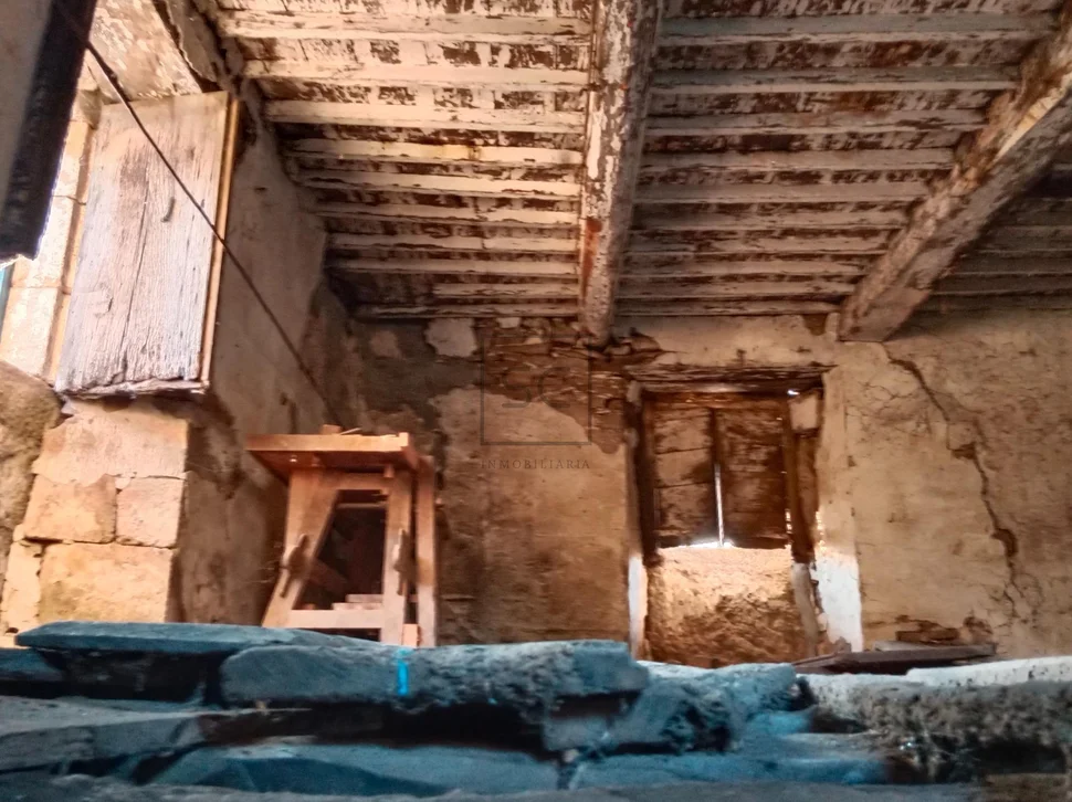 Casa de piedra con hórreo y finca en ferreira-san sadurniño