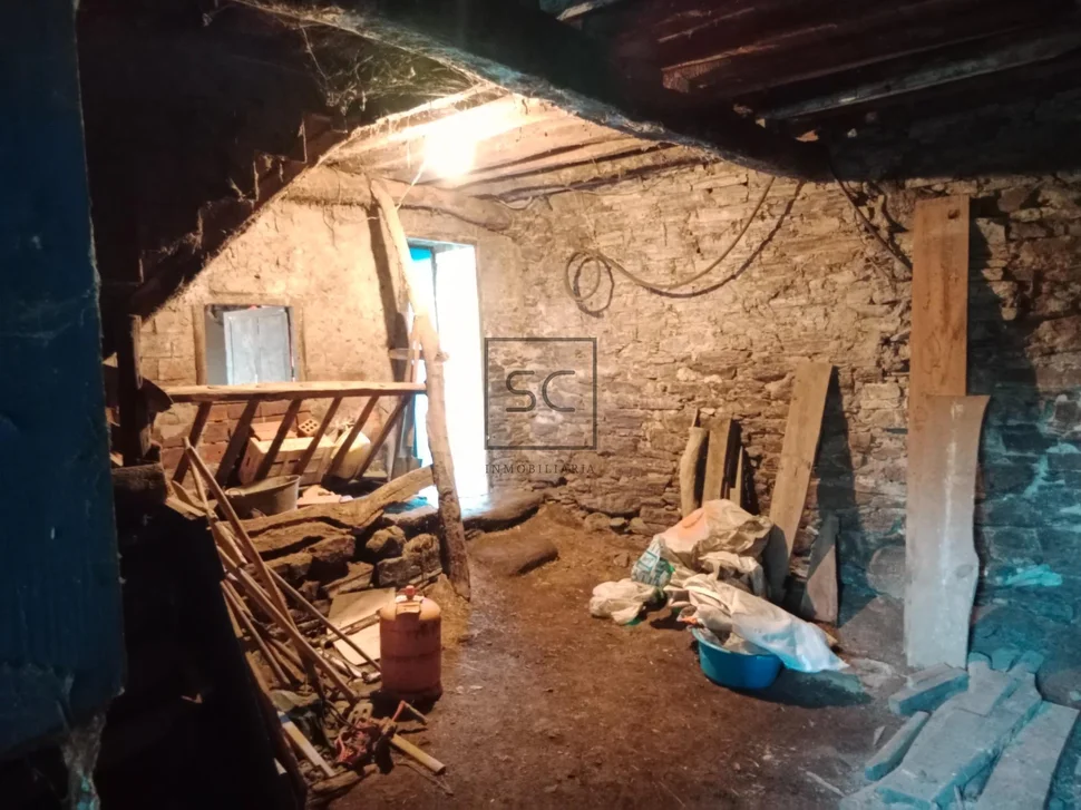 Casa de piedra con hórreo y finca en ferreira-san sadurniño
