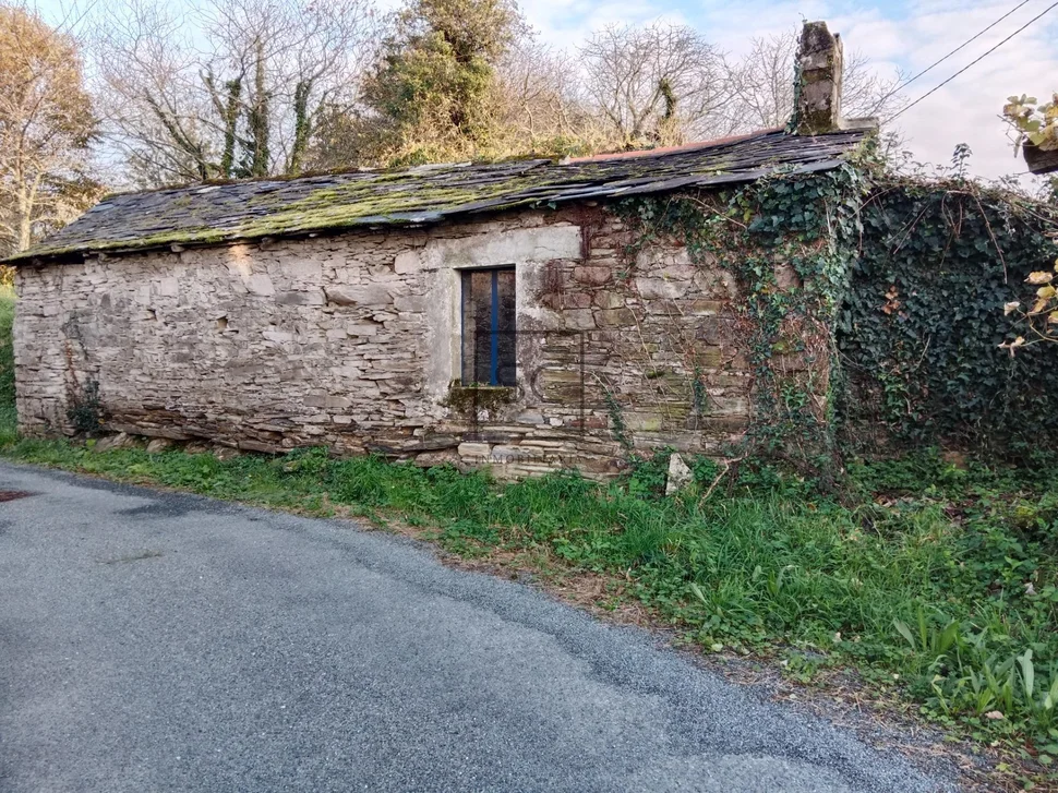 Casa de piedra con hórreo y finca en ferreira-san sadurniño
