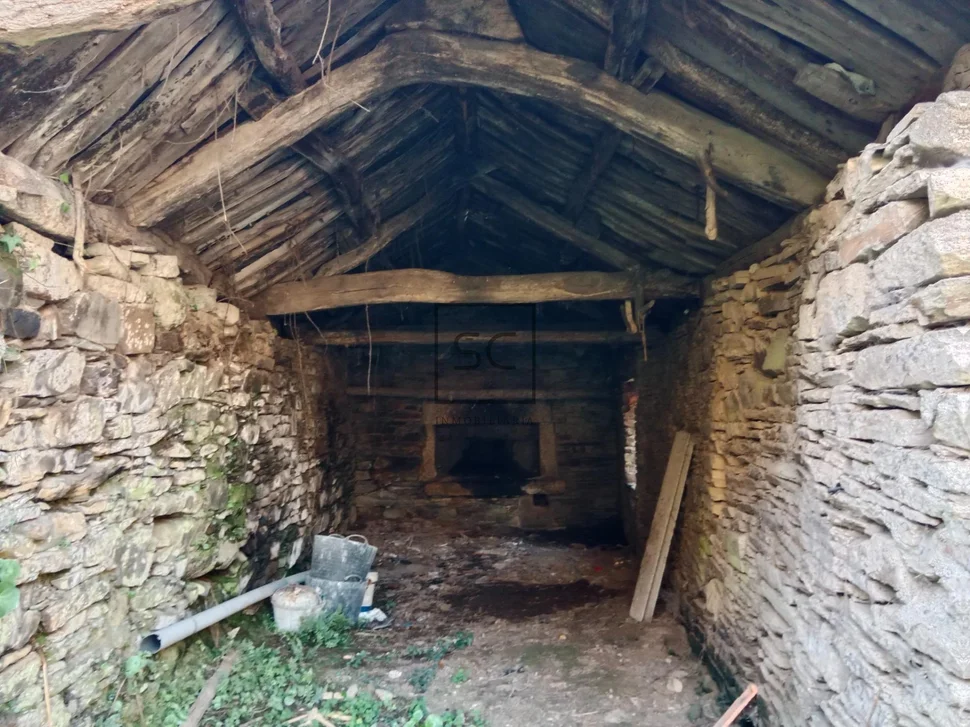 Casa de piedra con hórreo y finca en ferreira-san sadurniño