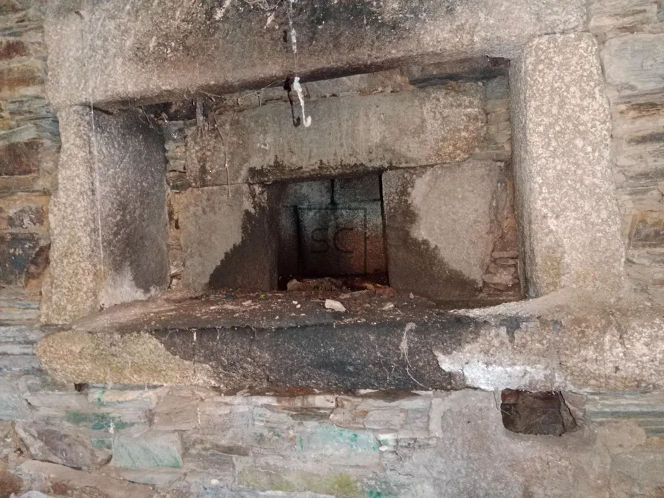 Casa de piedra con hórreo y finca en ferreira-san sadurniño