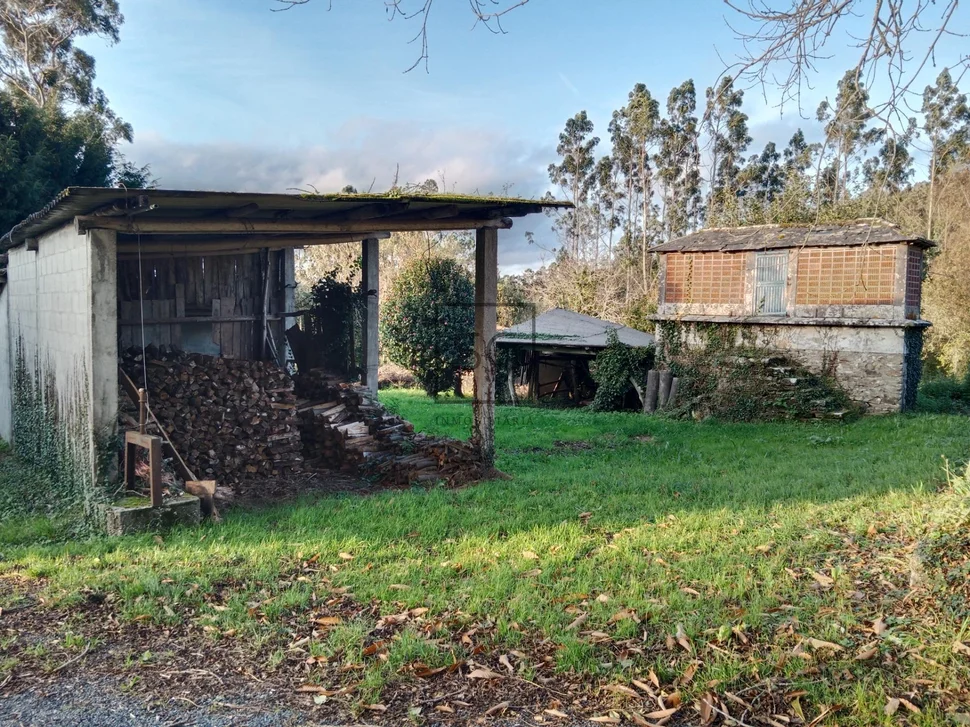 Casa de piedra con hórreo y finca en ferreira-san sadurniño
