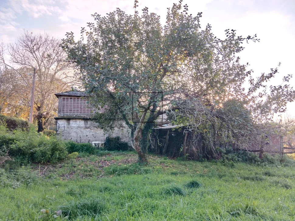 Casa de piedra con hórreo y finca en ferreira-san sadurniño