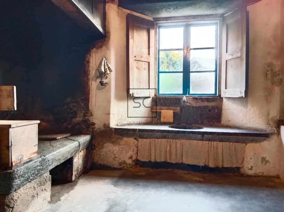 Casa de piedra con hórreo y finca en ferreira-san sadurniño