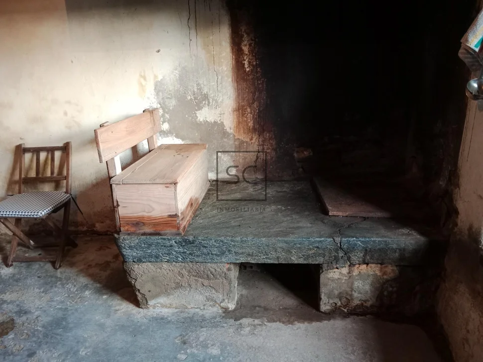 Casa de piedra con hórreo y finca en ferreira-san sadurniño