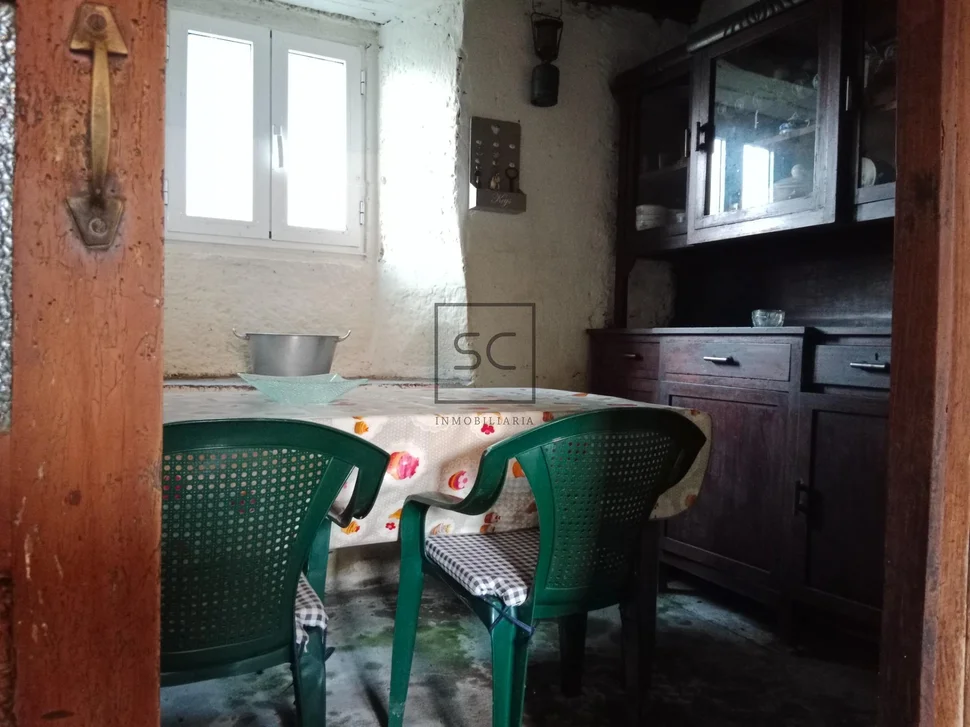 Casa de piedra con hórreo y finca en ferreira-san sadurniño