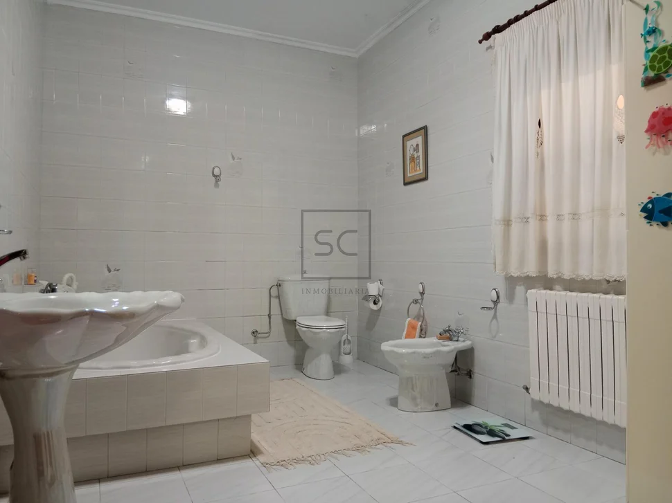 Vivienda con local comercial en baio-zas