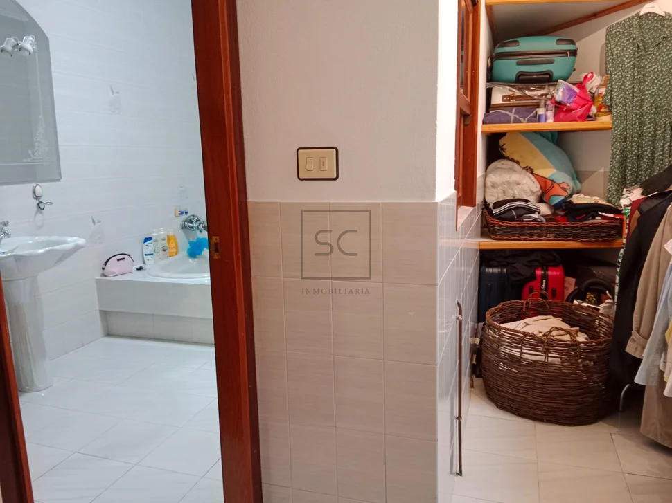 Vivienda con local comercial en baio-zas