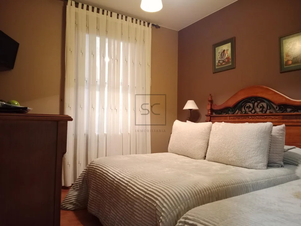 Vivienda con local comercial en baio-zas