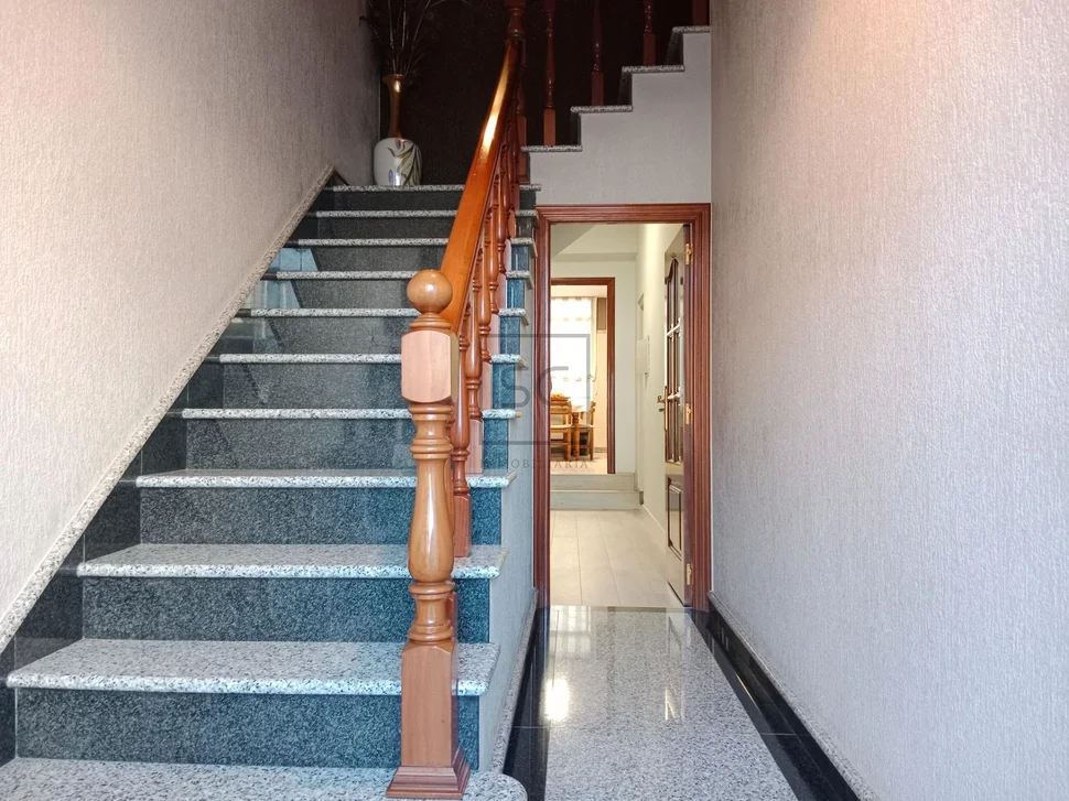 Vivienda con local comercial en baio-zas