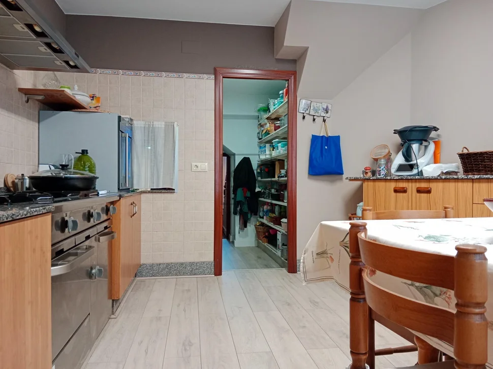 Vivienda con local comercial en baio-zas