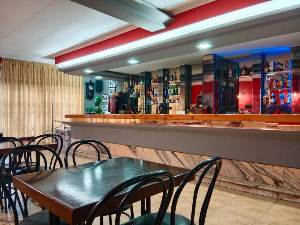 Vivienda con local comercial en baio-zas