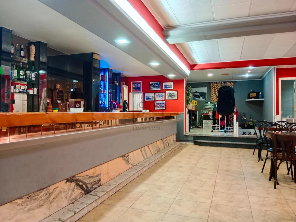 Vivienda con local comercial en baio-zas