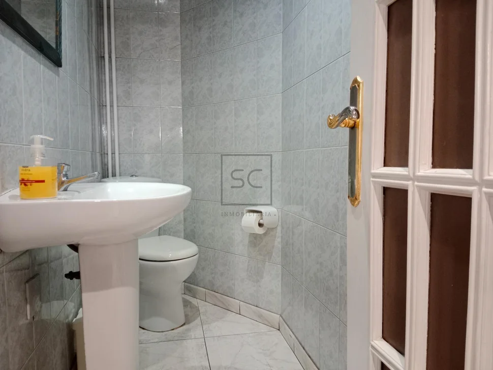 Vivienda con local comercial en baio-zas