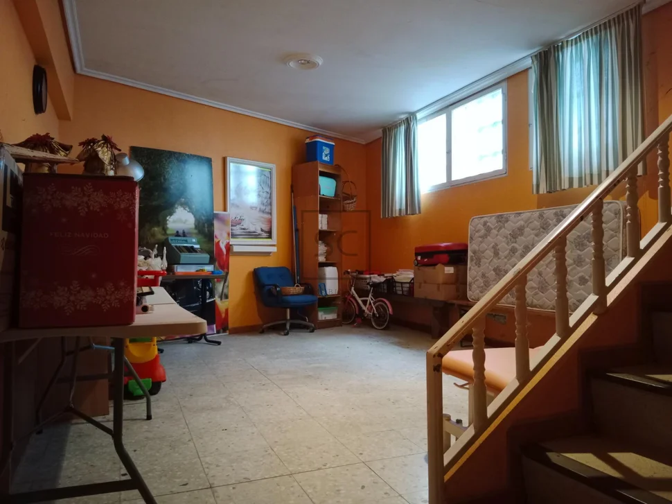 Vivienda con local comercial en baio-zas