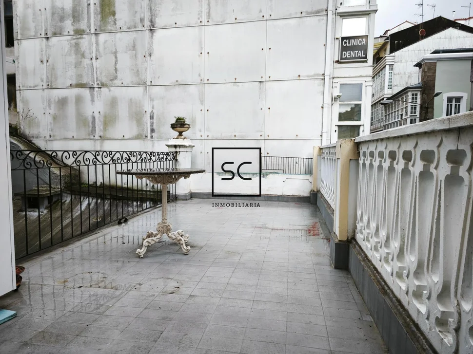 Piso con terraza y galerías en ferrol centro