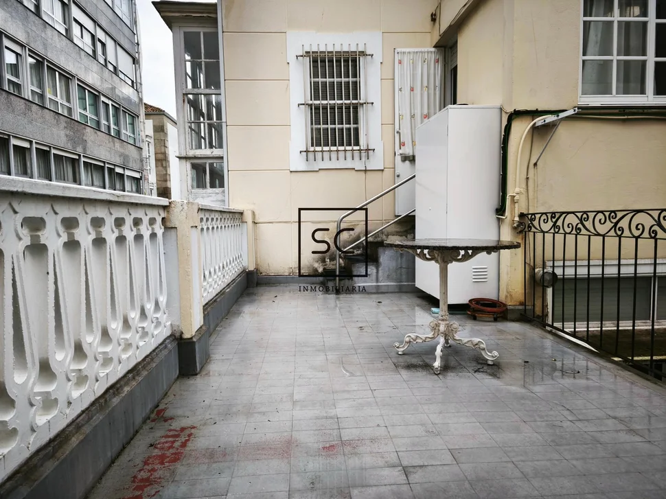 Piso con terraza y galerías en ferrol centro