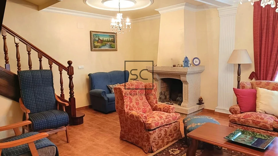 Luminosa casa con 9 habitaciones en o feal-xuvia, narón