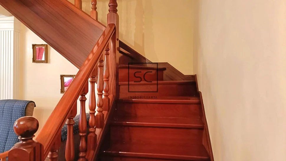 Luminosa casa con 9 habitaciones en o feal-xuvia, narón