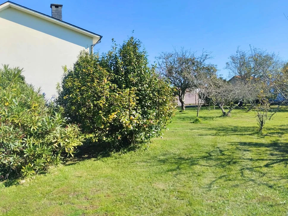 Luminosa casa con 9 habitaciones en o feal-xuvia, narón