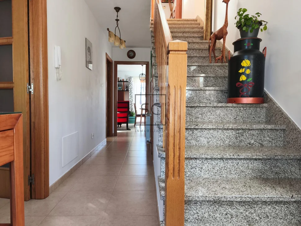 Chalet en mugardos con doble garaje y amplio patio