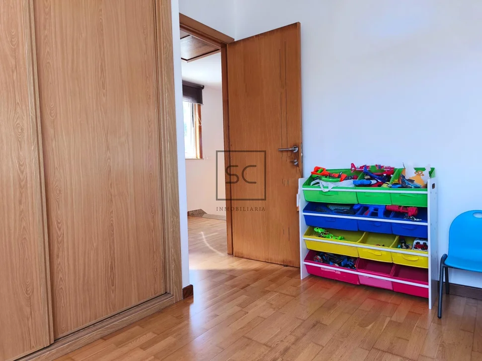 Chalet en mugardos con doble garaje y amplio patio