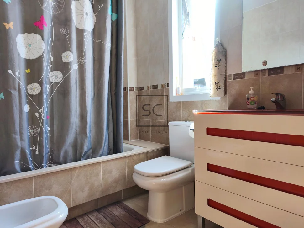 Chalet en mugardos con doble garaje y amplio patio