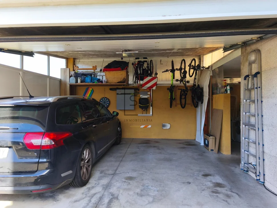 Chalet en mugardos con doble garaje y amplio patio