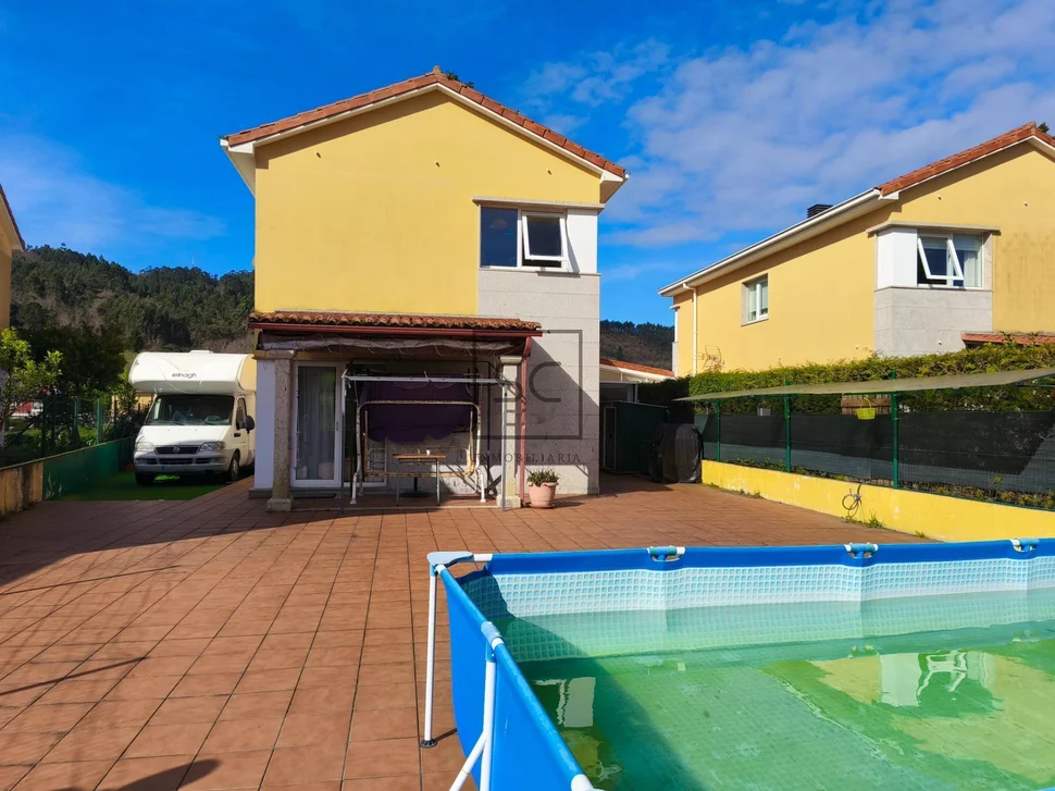 Chalet en mugardos con doble garaje y amplio patio