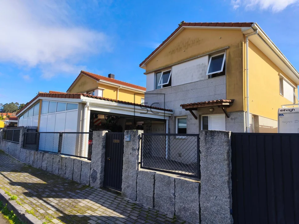 Chalet en mugardos con doble garaje y amplio patio