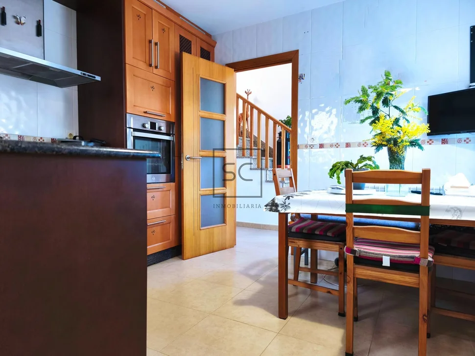 Chalet en mugardos con doble garaje y amplio patio